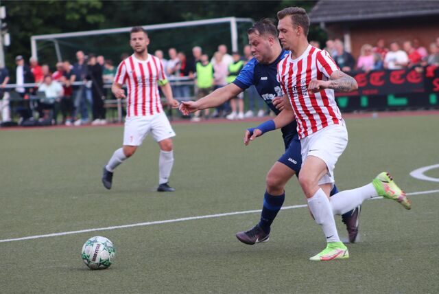 Danny Bredehorn (blaues Trikot) geht engagiert in den Zweikampf.