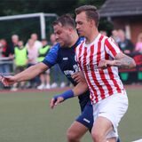 Danny Bredehorn (blaues Trikot) geht engagiert in den Zweikampf.