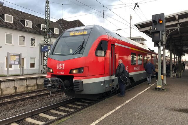 Ein Zug der Linie RE42 steht im Bahnhof in Haltern.