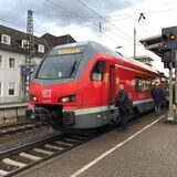 Ein Zug der Linie RE42 steht im Bahnhof in Haltern.