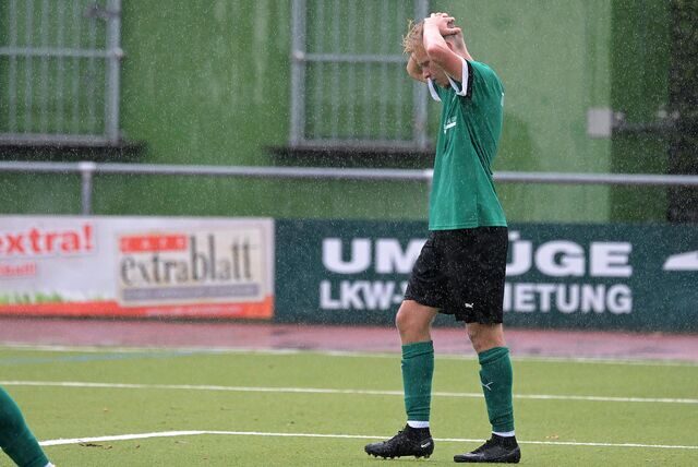 Oskar Koert schlägt die Hände über dem Kopf zusammen.