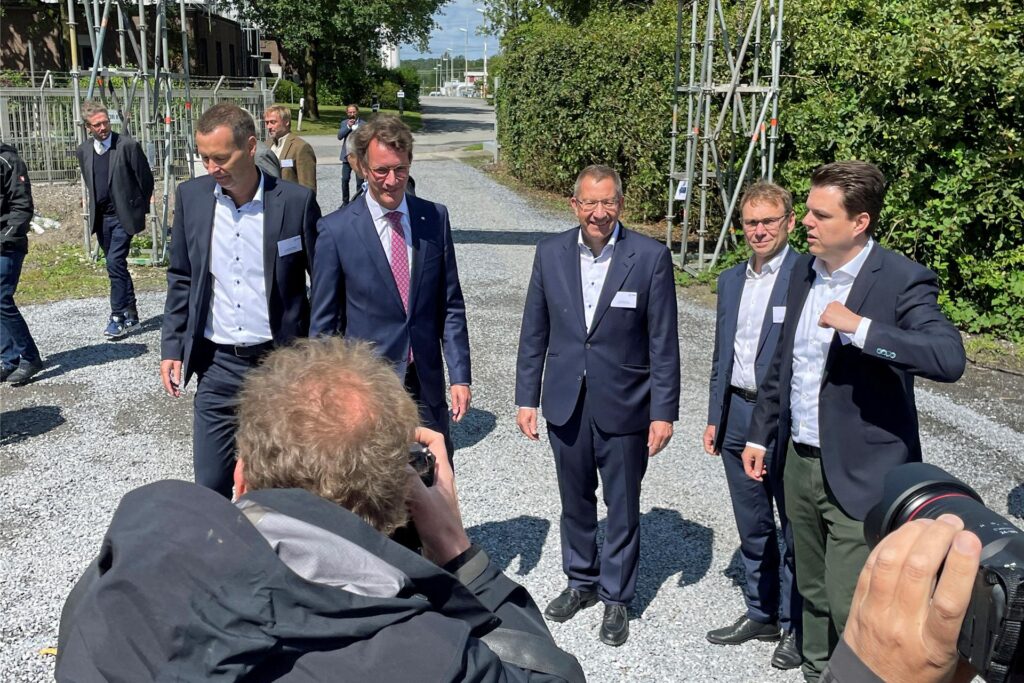 Großer Bahnhof für den Ministerpräsidenten (2. v. l.).