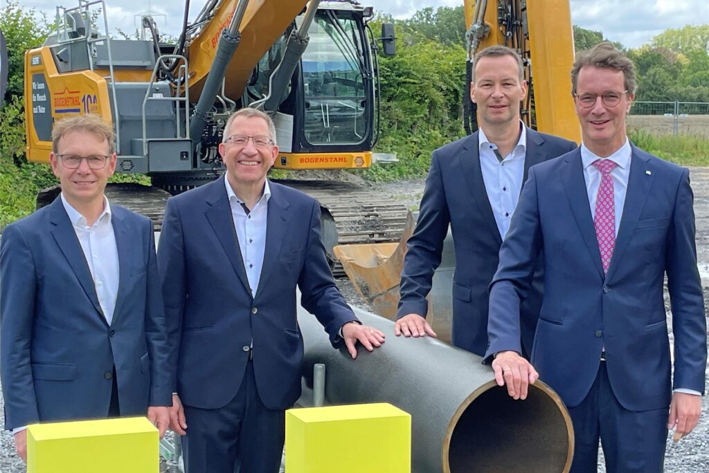 Offizieller Spatenstich am Wasserstoff-Rohr. (V. l.) Bürgermeister Lothar Christ, Dr. Jörg Bergmann und Dr. Thomas Hüwener (OGE-Geschäftsführung) sowie Ministerpräsident Hendrik Wüst.