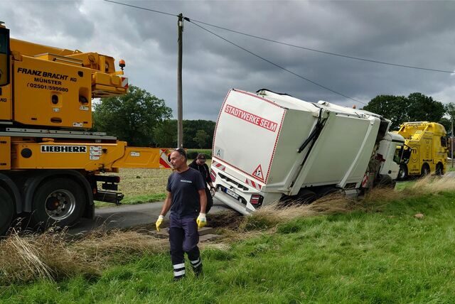 Ein Müllwagen kippte in die Schräglage, Kran und Bergungsfahrzeug mussten anrücken.