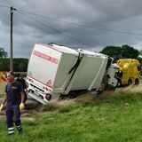 Ein Müllwagen kippte in die Schräglage, Kran und Bergungsfahrzeug mussten anrücken.