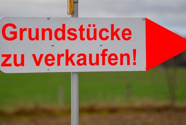 Ein Schild mit der Aufschrift «Grundstücke zu verkaufen!» steht an einer Straße. Doch Baugrundstücke sind in Schwerte äußerst selten.