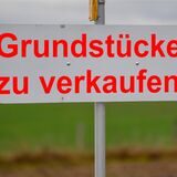 Ein Schild mit der Aufschrift «Grundstücke zu verkaufen!» steht an einer Straße. Doch Baugrundstücke sind in Schwerte äußerst selten.