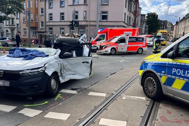 Die Unfallstelle mit dem verunfallten PKW