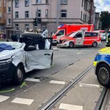 Die Unfallstelle mit dem verunfallten PKW