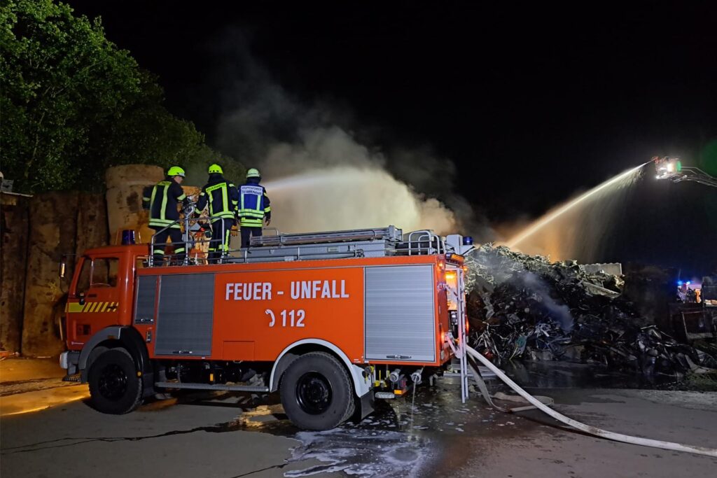 Die Feuerwehr setzt inzwischen Löschschaum ein, um den Brand zu löschen.