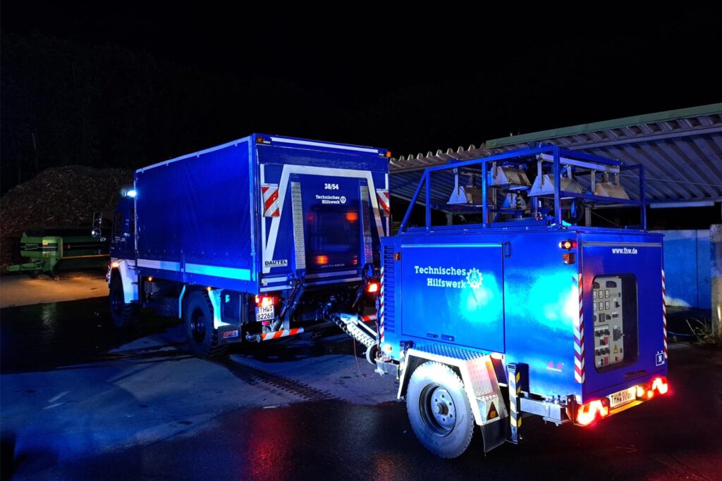 Auch das THW, Ortsverband Marl, kam am späten Abend zum Einsatzort.