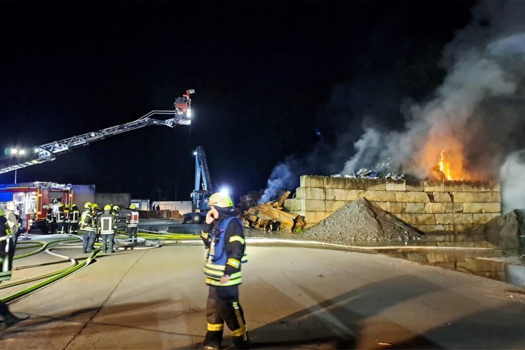Die Löscharbeiten an der Elbestraße dauern bis in die Nacht.