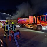 An der Elbestraße in Marl ist am Montagabend ein Feuer ausgebrochen. Die Rauchwolke ist weithin zu sehen.