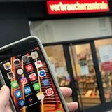 Handy vor der Verbraucherzentrale Schwerte