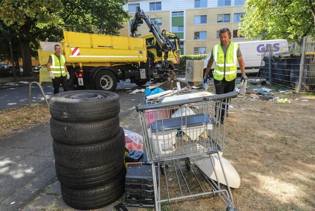 Der Rest vom Schützenfest: Neben Altreifen fanden die Müllwerker etliche weitere Materialien, die nicht zum Sperrmüll gehören.