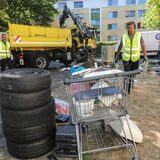 Der Rest vom Schützenfest: Neben Altreifen fanden die Müllwerker etliche weitere Materialien, die nicht zum Sperrmüll gehören.