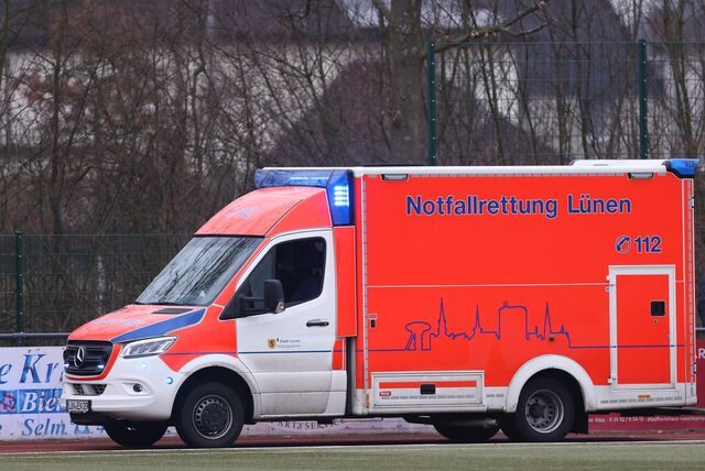 Am Sonntag musste in Selm der Krankenwagen vorfahren (Symbolbild).