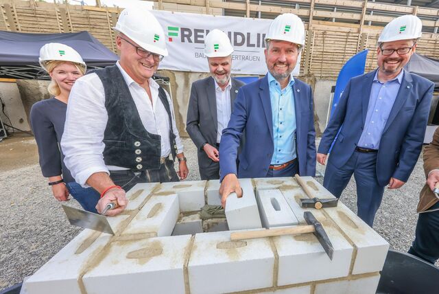 Die Zeitkapsel mit einer aktuellen Ausgabe der Ruhr Nachrichten, einer BIG-Zeitschrift und einigen Cent- und Euro-Münzen ist versenkt. Über die Grundsteinlegung für den Bau eines fünfgeschossigen Bürohauses am Südtor des Phoenix-Sees in Dortmund freuen sich (von l.) Maria Freundlieb, Polier Andreas Dersch, Michael Freundlieb und die BIG-Vorstände Peter Kaetsch und Markus Bäumer.