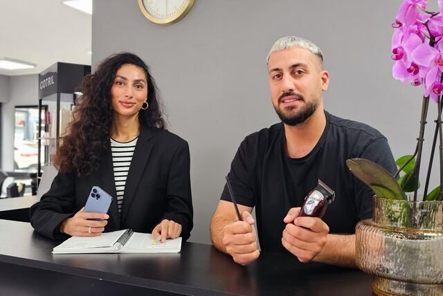 Yousha und Yasser empfangen in ihrem Dortmunder Friseursalon regelmäßig Stars.