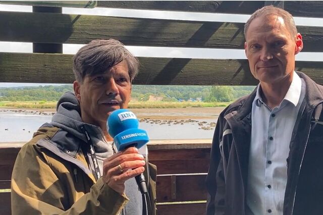 Bernd Heinz (r.) erläutert im Gespräch mit Heiko Mühlbauer warum die Ruhr nach einem Jahr wieder abgelassen wird.