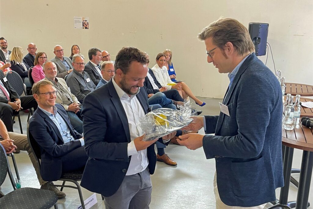 Moderator Jan Höttcke (r.) bedankte sich beim Hausherrn Mario Moritz mit einem Präsent für die Gastgeberrolle. Moderator Jan Höttcke (r.) bedankte sich beim Hausherrn Mario Moritz mit einem Präsent für die Gastgeberrolle.