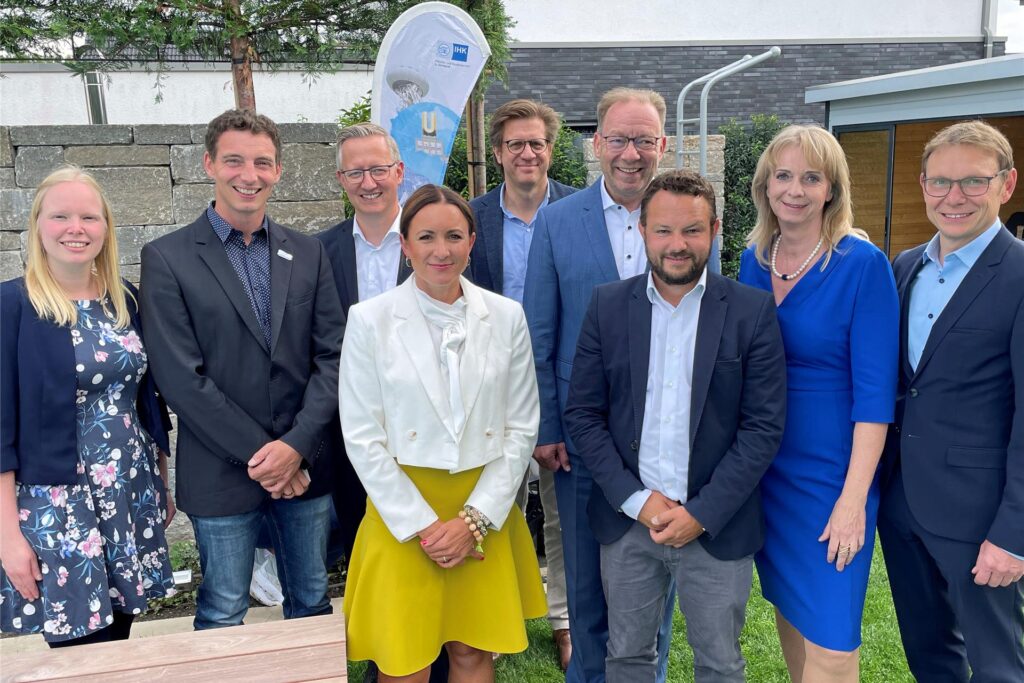 Gruppenfoto mit IHK-Hauptgeschäftsführer Stefan Schreiber (4. v. r.), Bürgermeister Lothar Christ (r.) und Referentin Bianca Wirtz (4. v. l.). Gruppenfoto mit IHK-Hauptgeschäftsführer Stefan Schreiber (4. v. r.), Bürgermeister Lothar Christ (r.) und Referentin Bianca Wirtz (4. v. l.).