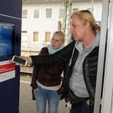 Zwei Frauen stehen an einer Informationstafel im Bahnhof in Haltern.