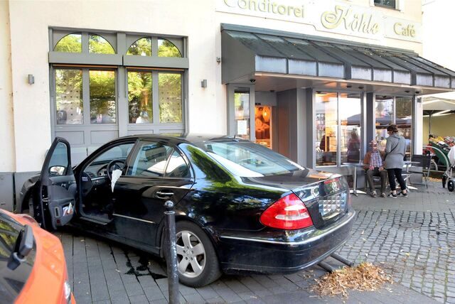 Vor die Wand des Café Köhle am Postplatz krachte der Mercedes am Donnerstagmorgen (10.8.) zur besten Einkaufszeit.