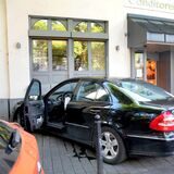Vor die Wand des Café Köhle am Postplatz krachte der Mercedes am Donnerstagmorgen (10.8.) zur besten Einkaufszeit.