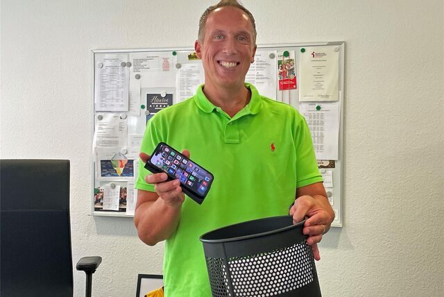 Das Handy in die Tonne kloppen? Soweit muss man nicht gehen, mein Schulleiter Thorsten Schröer vom Gymnasium St. Christophorus Werne. Aber weniger nutzen. Und bei gemeinsamen Mahlzeiten ganz darauf verzichten.