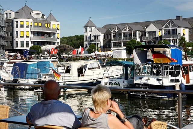 Der Hafen Marina Rünthe lädt Jung und Alt zum verweilen ein.