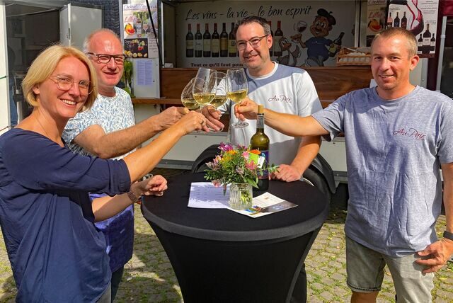 Ein Prosit auf das Weinfest. Um 16 Uhr öffneten die Weinstände auf dem Wuckenhof ihre Pforten.