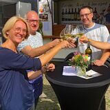 Ein Prosit auf das Weinfest. Um 16 Uhr öffneten die Weinstände auf dem Wuckenhof ihre Pforten.