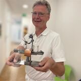 Der Christian Geiping mit einer Figur in der Hand.