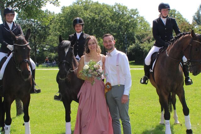 Vierbeinige Gäste durften bei der Hochzeit von Kristin und Hendrik Dransfeld im Kettenschmiedemuseum Fröndenberg nicht fehlen