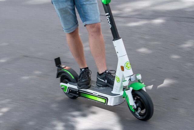 Ein Mann fährt auf einem E-Roller. (Symbolbild)