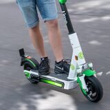 Ein Mann fährt auf einem E-Roller. (Symbolbild)