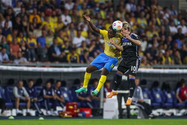 Lino Tempelmann (r.) vom FC Schalke 04 im Kopfballduell gegen Anthony Ujah von Eintracht Braunschweig.