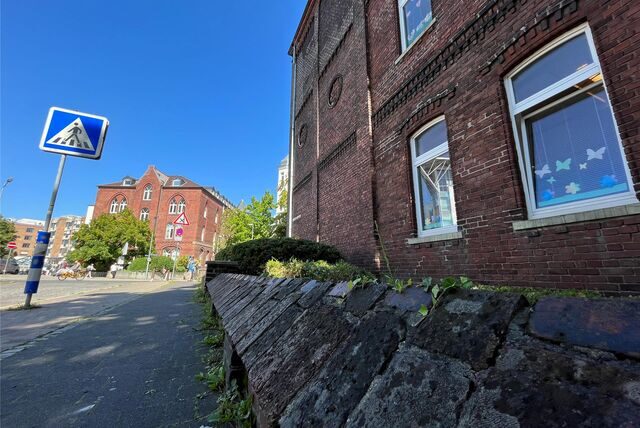 Die Nicolaischule (r.) und der Altbau des Christlichen Klinikums Unna liegen sich an der Kreuzung von Nordring, Husemann- und Gerhart-Hauptmann-Straße vis-à-vis gegenüber. Der Kauf der bislang städtischen Immobilie wird nun vom Krankenhaus bestätigt.