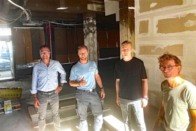 Marco Schlep-Richter, Sascha Schubert, Immobilienbesitzer Niclas Heidemann und Jörg Rost wollen das Ladenlokal von Kotte für einen Tag zu neuer Geschäftstätigkeit verhelfen.