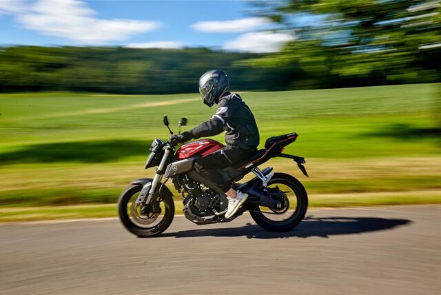 Motorradfahrer auf Landstraße