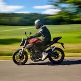 Motorradfahrer auf Landstraße