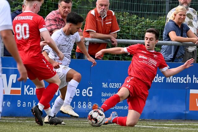 Viele Fotos vom Derby zwischen FC Overberge und VfK Weddinghofen.