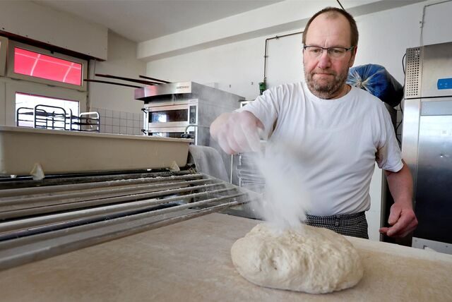 Uwe Sadlowski bereitet den Teig vor, der gleich in die Brötchenpresse kommt. In der Bäckerei an der Einsteinstraße werden Backwaren nach alter Backtradition und ohne Zusatzstoffe gefertigt.