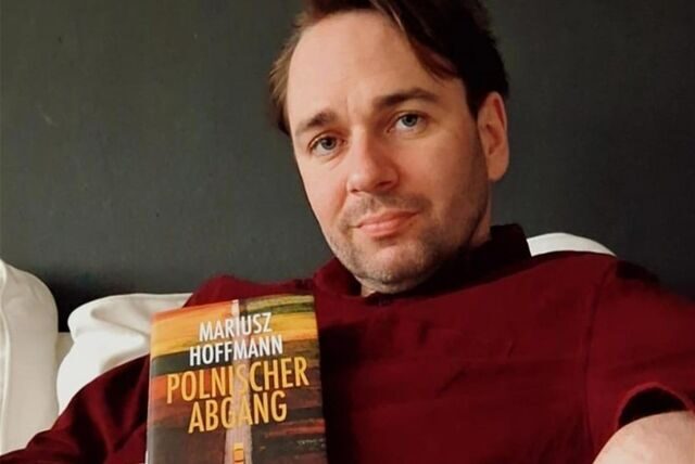 Mariusz Hoffmann mit seinem Debütroman „Polnischer Abgang“, der für den Literaturpreis Ruhr 2023 nominiert ist. In dem Buch spielt Werne, wo er Abitur gemacht hat, eine Rolle.
