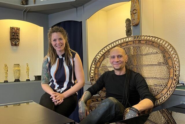 Ben Solbrig und Carina Schulze-Ardey sitzen im Eingangsbereich ihres Studios
