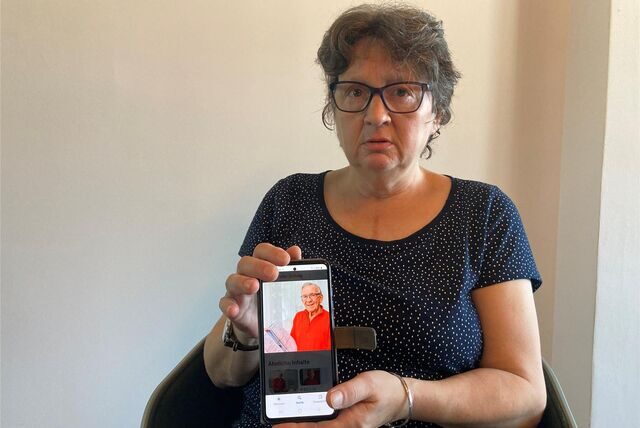 Manuela Feldmann hat den Kampf ihres Vaters Helmut um ein selbstbestimmtes Leben und Sterben unterstützt. Auf dem Handy liest sie die vielen Online-Berichte darüber.