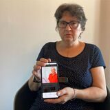 Manuela Feldmann hat den Kampf ihres Vaters Helmut um ein selbstbestimmtes Leben und Sterben unterstützt. Auf dem Handy liest sie die vielen Online-Berichte darüber.