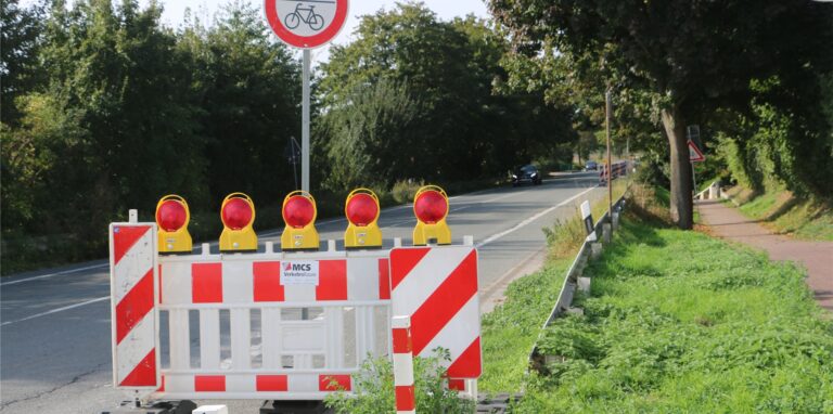 Auf der Westicker Straße geht es für Radfahrer ab Montag nicht mehr weiter. Autofahrer werden an der Baustelle mithilfe einer Ampel vorbeigeschleust.