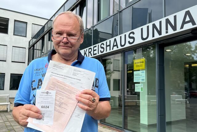 Alfred Bocian vor dem Kreishaus. Dem Unnaer war die Geldbörse mit allen wichtigen Papieren darin gestohlen worden, daher musste er einen Führerschein neu beantragen.